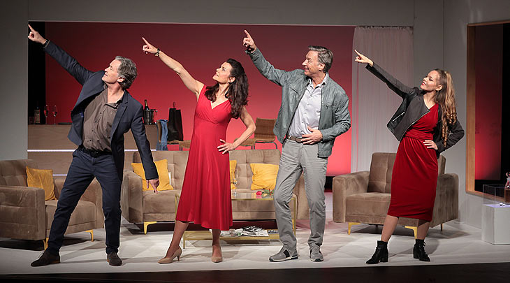 Timothy Peach, Nicola Tiggeler Martin Armknecht, Mia Geese „Die Kehrseite der Medaille“ (Komödie im Bayerischen Hof)   (©Foto Dietrich Dettmann)